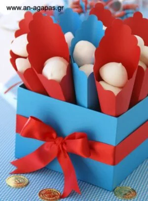 Χάρτινα  χωνάκια  σε  χρώμα  κόκκινο  και  τυρκουάζ 