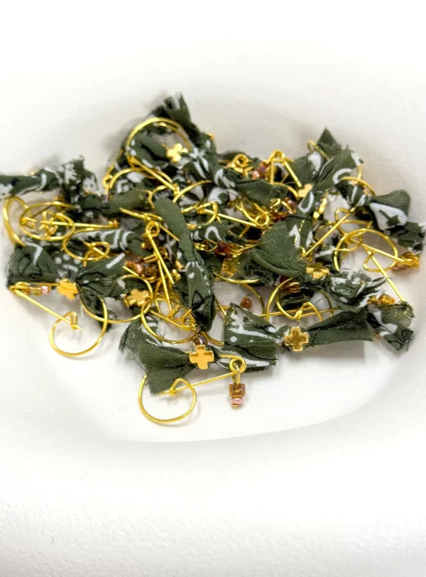 Μαρτυρικό καρφίτσα με επιχρυσωμένο σταυρό, ύφασμα και μπαντάνα.