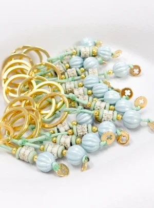 Μαρτυρικό μπρελοκ με επιχρυσωμένο σταυρό,ροδέλες και χάντρες